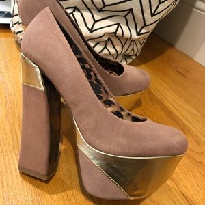 BN Betsey Johnson Foxeyy platform pump size8 blush